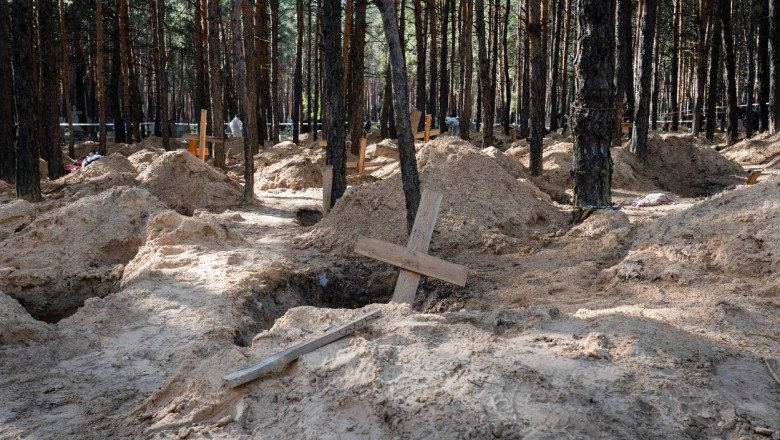 Cadavre de copii gasite intr-un cimitir proaspat sapat langa Liman. O groapa comuna cu militari ucraineni, descoperita in aceeasi zona Imagine