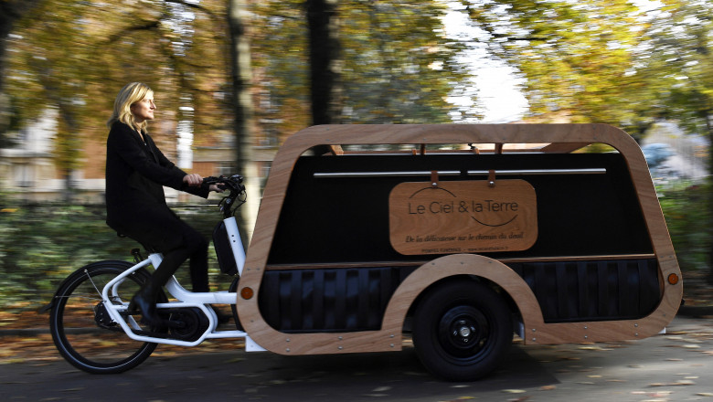 Cadavre transportate cu bicicleta. O antreprenoare propune trecerea la inmormantari mai „verzi” Imagine