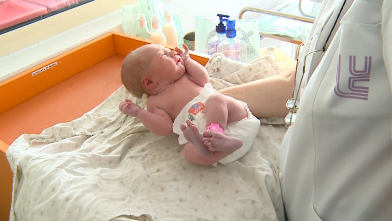 Cadou pentru primul copil nascut de Craciun. Pompierii au oferit in dar un trusou complet pentru bebelusi Imagine