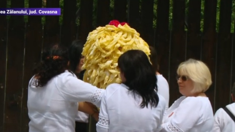 Cadoul urias pe care regele Charles l-a primit de la localnicii din Valea Zalanului. Mai multe femei i l-au adus la poarta Imagine