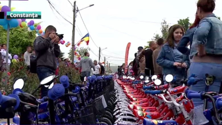 Cadouri pentru copii. Primaria Pestera a oferit 500 de biciclete copiilor din localitate Imagine