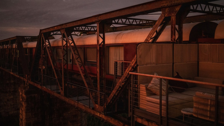 „Calatorie spre nicaieri”. Un tren abandonat a fost transformat intr-un hotel de lux. Are zeci de apartamente moderne si o piscina Imagine