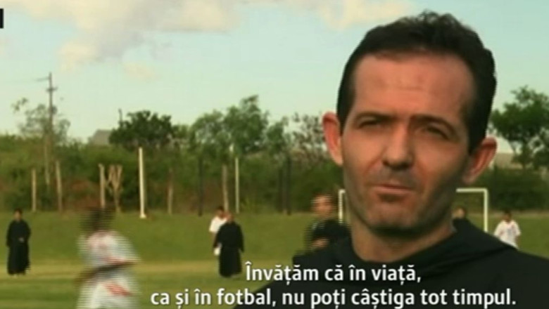Calugarii de la un seminar din Brazilia joaca fotbal in sutana Imagine