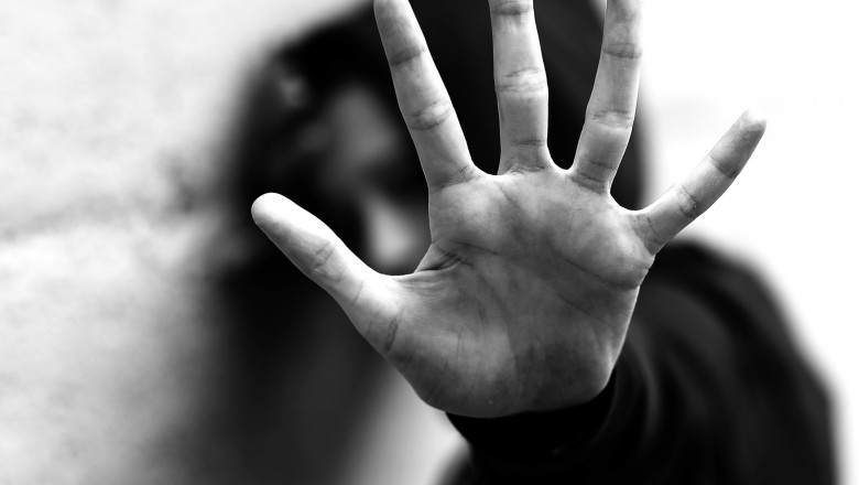 Calvarul unei adolescente de 15 ani, platit cu inchisoarea de parinti si de cei 3 frati. Fata a fost violata cu acordul mamei Imagine