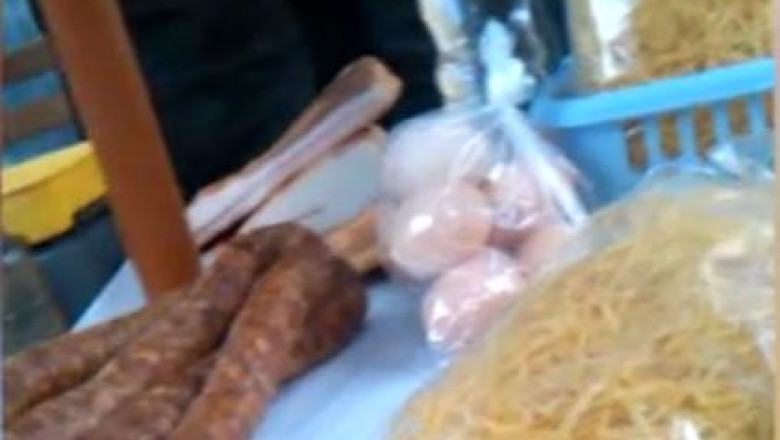 CAMERA ASCUNSA. Carne, oua, branza si haine second hand vandute pe tarabe improvizate sub cerul liber Imagine