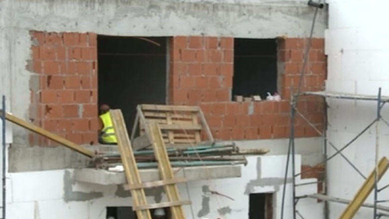 CAMERA ASCUNSA. Cum se negociaza un salariu „la negru” pe santierele din Romania Imagine