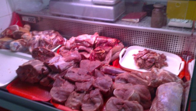 CAMERA ASCUNSA. Intr-o hala din Capitala carnea e vanduta in conditii insalubre Imagine