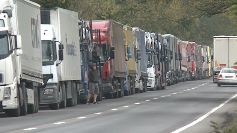 Camioane incarcate cu nervi  Imagine