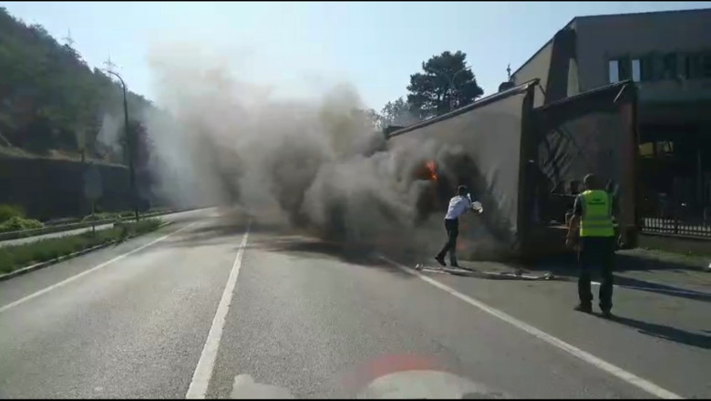 Camion in flacari pe DN 6. Traficul este complet blocat in zona, dupa ce anvelopa unei remorci a luat foc in mers Imagine