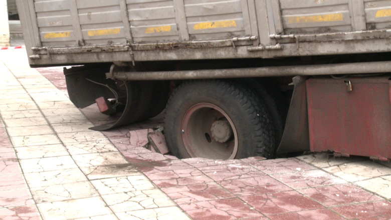 Camion "ingenunchiat" in fata taxelor locale Imagine