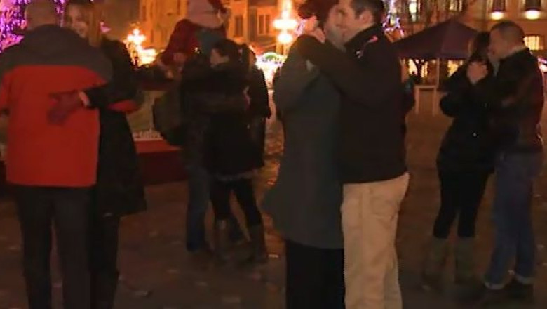 Campania Help 25, vizand cancerul la san: flash-mob cu dansatori de tango Imagine