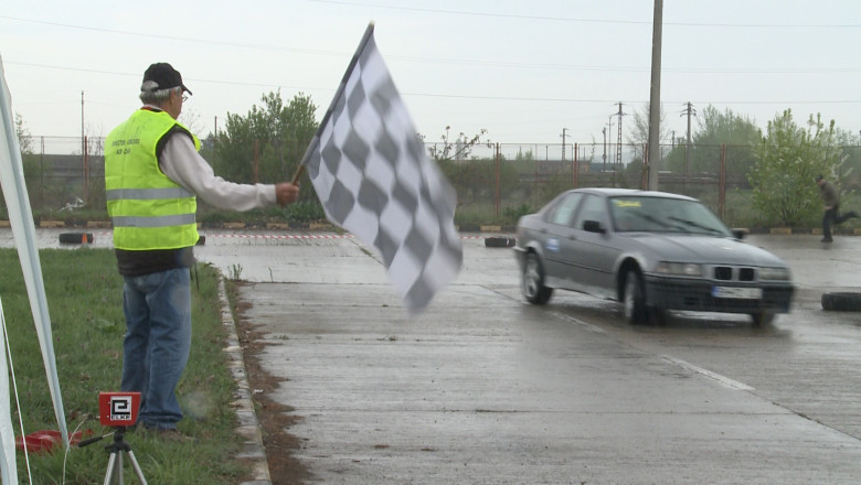 Campionat de viteza in... parcare. Zeci de piloti si-au demonstrat indemanarea in parcarea de langa Vama Oradea Imagine