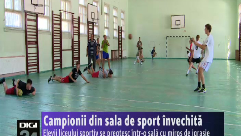 Campionii din sala de sport invechita Imagine