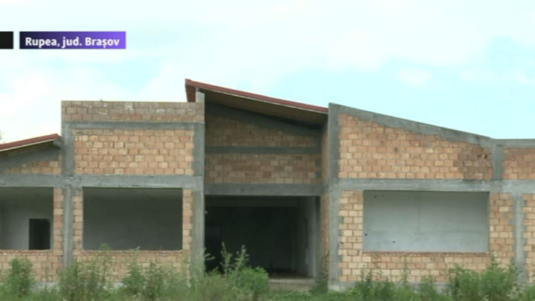 Campusul scolar din Rupea, abandonat din 2007 Imagine