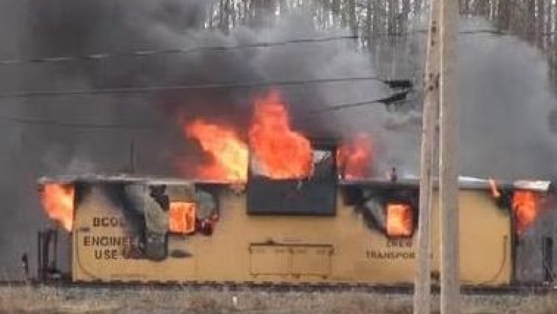 CANADA. Un tren care transporta petrol a deraiat si a luat foc Imagine
