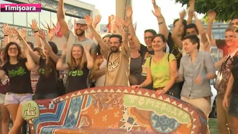 Canapea multiculturala, la Timisoara. 70 de voluntari au muncit la realizarea „social sofa" Imagine