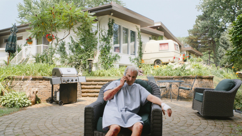 Cand psihiatrul intreaba „Cine v-a lucrat, domnule, aici?”, raspunsul e: „Mama” si rezultatul final filmul: „Toate fricile lui Beau” Imagine