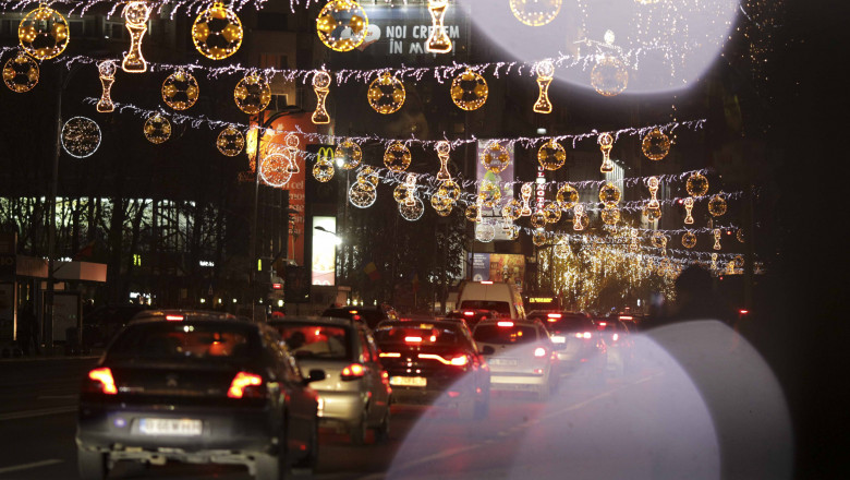 Cand se aprind luminitele de Craciun in Bucuresti. Primaria a inceput montarea instalatiilor Imagine