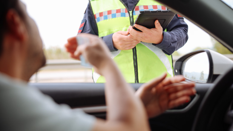 Cand sunt obligatorii cauciucurile de iarna. Soferii risca amenzi si retinerea certificatului de inmatriculare daca nu le monteaza Imagine