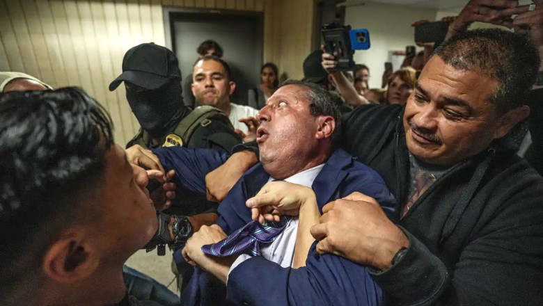 Candidat la primaria New Yorkului, retinut de agenti ICE dupa ce a aparat un imigrant: „Administratia Trump alimenteaza frica si ura” Imagine