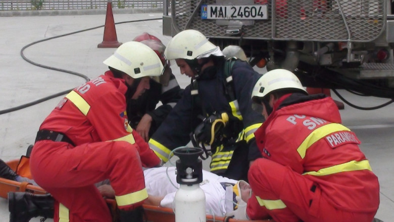 Canicula, infruntata in uniforma. Pompierii, medicii SMURD si jandarmii sunt obligati sa poarte haine groase, indiferent de vreme Imagine