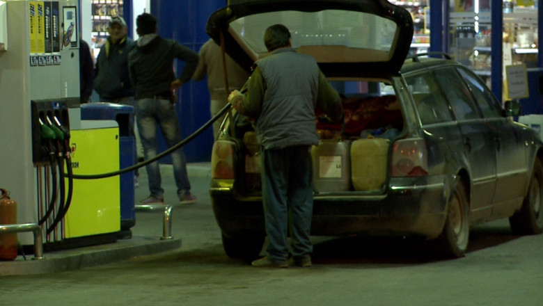 Canistre intregi cu benzina, provizii facute de ieseni inainte de scumpirea carburantilor Imagine