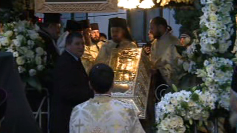 Canon in numele credintei. Pelerinii stau peste 12 ore la rand pentru a se inchina la moastele Cuvioasei Parascheva Imagine