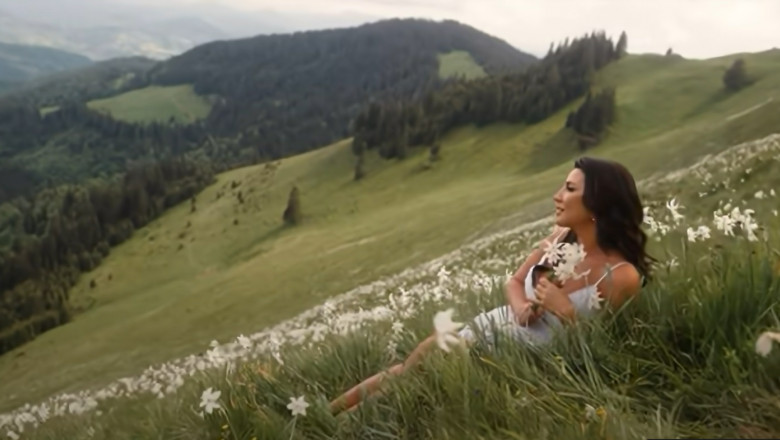 Cantareata de muzica populara, amendata pentru ca si-a filmat videoclipul in Poiana Narciselor. "Va trebui sa raspunda pentru fapta ei" Imagine