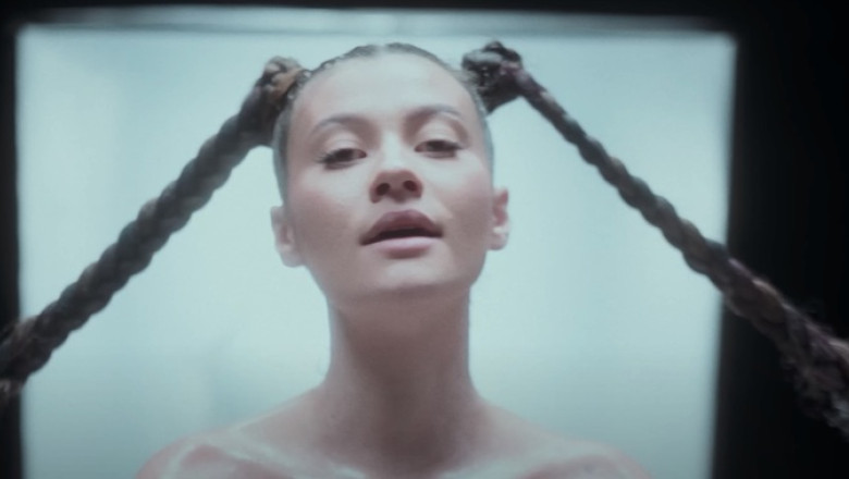 Cantareata Erika Isac a fost amenintata cu moartea inaintea unui concert la Medgidia Imagine