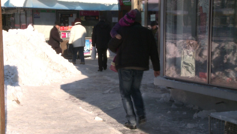 Capcane pe trotuarele din Galati Imagine