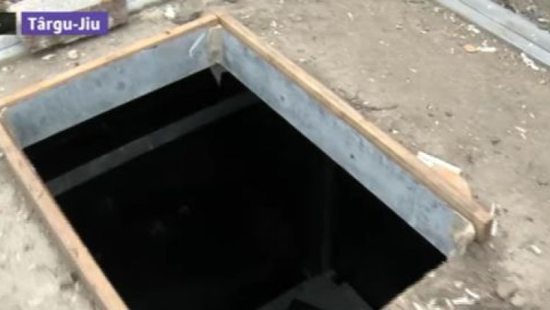 Capcane pentru copii. Firma care aduna gunoiul din Targu-Jiu nu a acoperit gropile ecologice Imagine