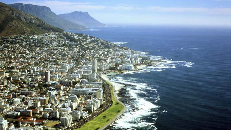 Cape Town, perla Africii de Sud. Orasul este situat intre ocean si munte Imagine