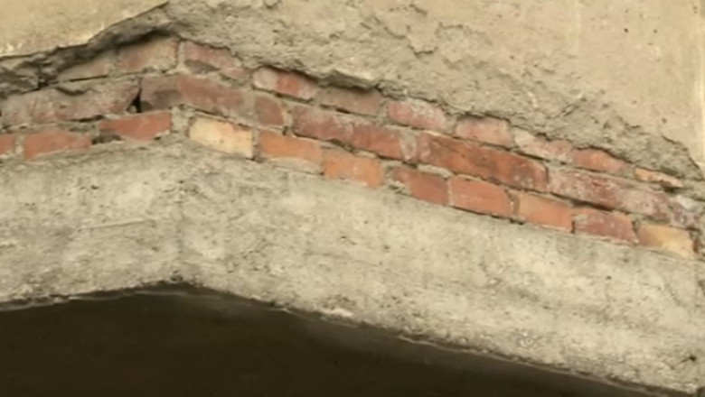 Capitala Europeana a Tineretului are nevoie de reabilitare. Centrul istoric al municipiului Cluj-Napoca este darapanat, iar de pe cladiri cade tencuiala Imagine