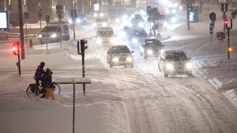 Capitala Suediei paralizata de ninsori. Traficul, dat peste cap pe toate caile de transport Imagine