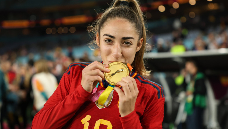 Capitanul echipei Spaniei a primit vestea ca tatal ei a murit dupa victoria in finala Cupei Mondiale Imagine
