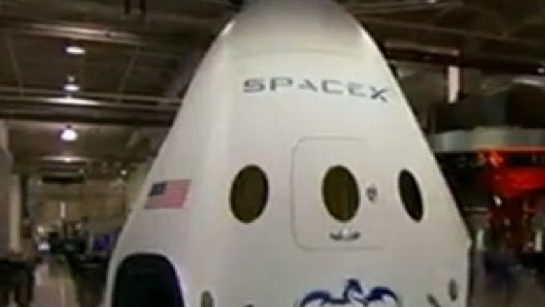Capsula spatiala care aterizeaza vertical. Compania americana SpaceX a lansat noul model la Los Angeles Imagine
