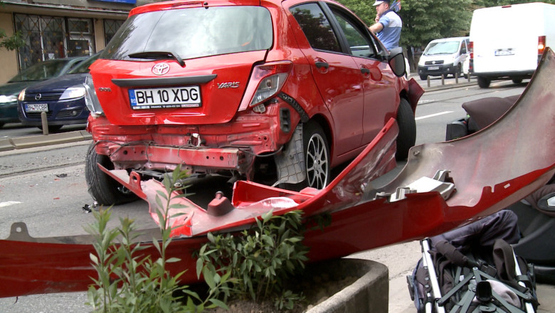 Carambol in centrul Oradei. Un tramvai a lovit o masina pe care a proiectat-o in alte trei autoturisme Imagine