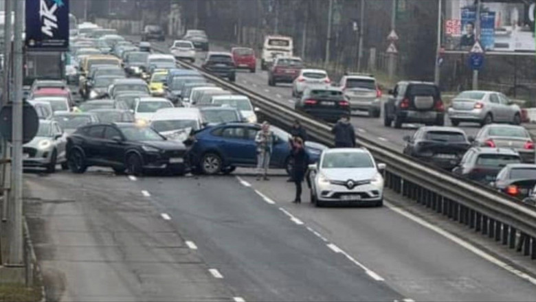 Carambol la iesirea din Bucuresti: Patru masini au fost implicate intr-un accident produs pe DN1 spre Otopeni Imagine
