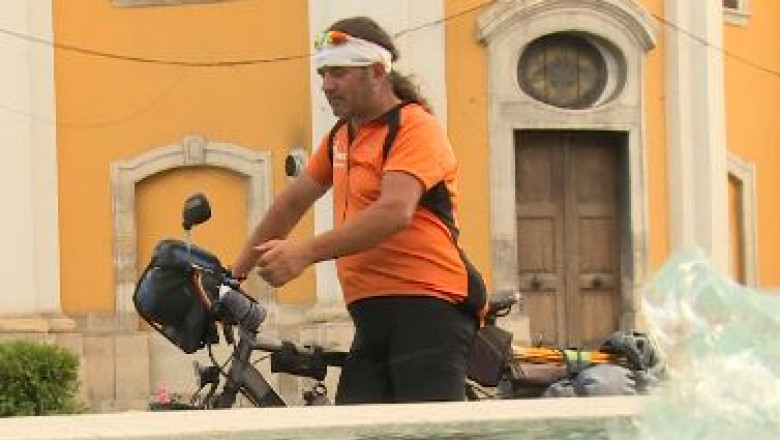 Caritate pe doua roti. Un barbat face turul Romaniei pe bicicleta pentru a ajuta fetele abuzate Imagine