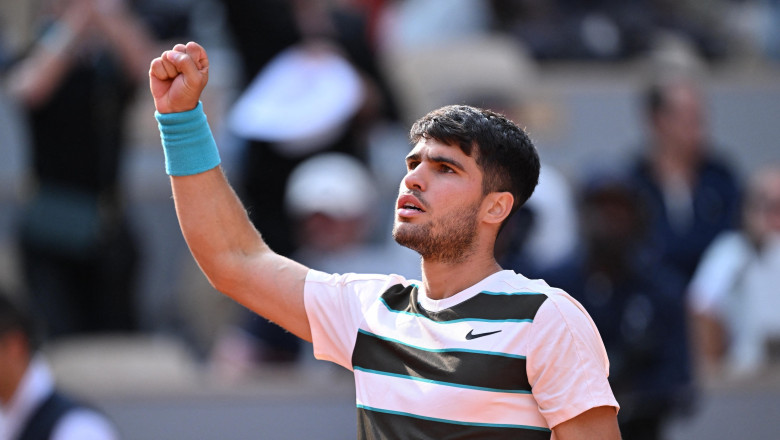 Carlos Alcaraz a castigat finala Roland Garros 2025 dupa un meci de cinci seturi cu Jannik Sinner. Al doilea trofeu consecutiv la Paris Imagine