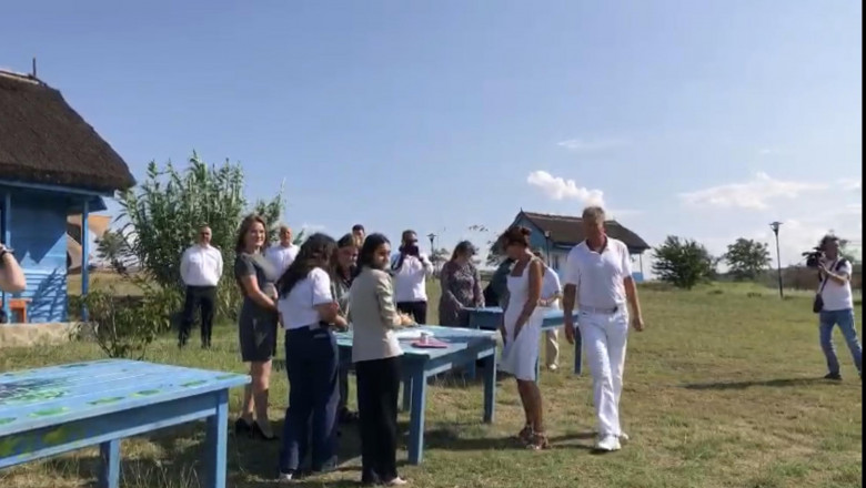 Carmen Iohannis a desenat o inima pe o masa din Satul pescaresc din Tulcea. „Mi-am lasat inima aici” Imagine