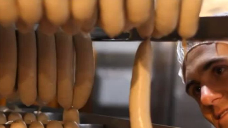 Carnati romanesti, retrasi de la vanzare. Produsul continea doi aditivi neautorizati  Imagine