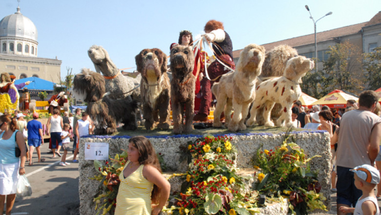Carnavalul Florilor ajunge, miercuri, la Oradea. Pe strazile orasului vor defila cinci care alegorice Imagine