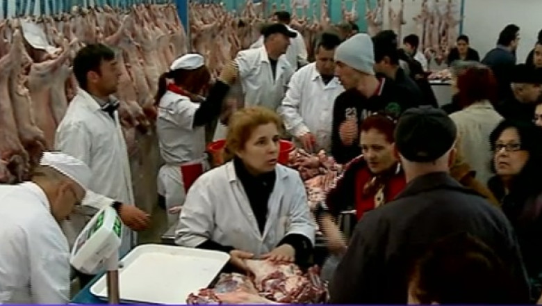Carne transata cu toporisca de pe jos, de macelari fara manusi. Cum se vand mieii in piete Imagine