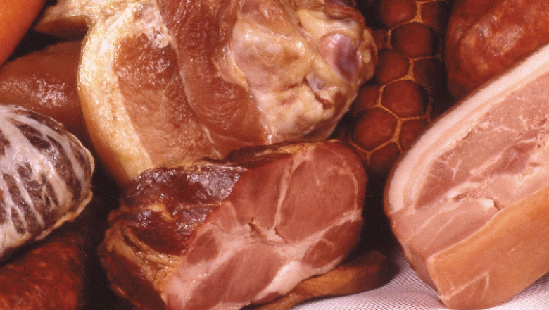Carnea de porc este la pret negociabil. Vanzatorii prefera sa se tocmeasca decat sa li se strice marfa Imagine