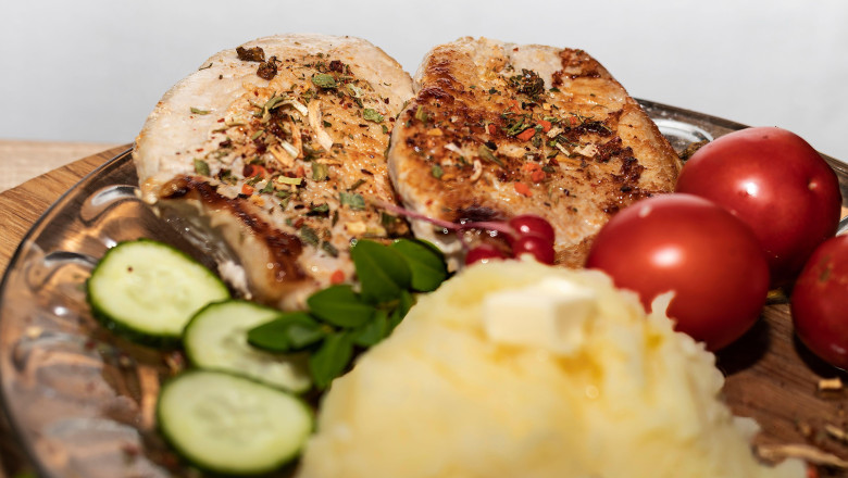 Carnea nu trebuie sa se afle in centrul alimentatiei umane, avertizeaza specialistii. Dieta care ar putea preveni milioane de decese Imagine