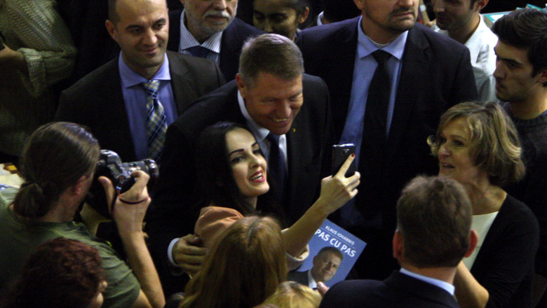 Cartea "Pas cu pas" va avea o noua editie, completata cu un capitol despre oamenii intalniti de K. Iohannis in campanie Imagine