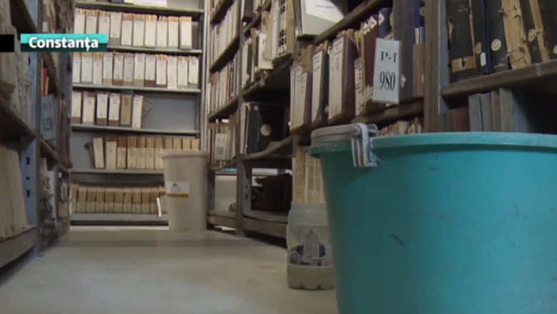 Carti vechi si rare, in pericol. De zece ani, ploua in Biblioteca Judeteana Constanta Imagine