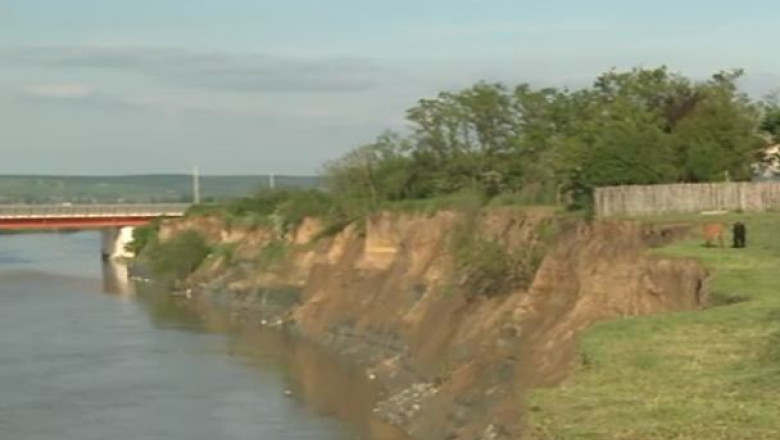 Cartier amenintat de apele Argesului: „In fiecare dimineata ne uitam sa vedem cat s-a mai prabusit” Imagine