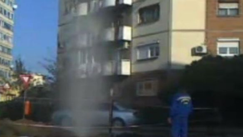 Cartier din Arad fara apa. Un muncitor a spart o teava de apa rece cu lopata Imagine